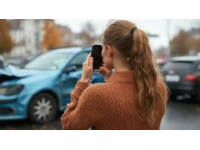 试驾新车的女性司机意外撞车，再度激起马路杀手话题