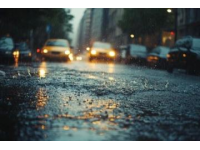 雨天行车注意点:谨慎驾驶、防止淹水、及时报案